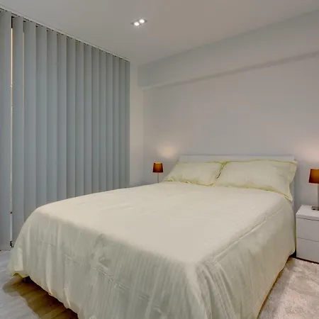 Stylish 3br Apartment, Fantastic Location In 아파트 *