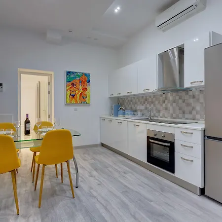 Stylish 3br Apartment, Fantastic Location In Lägenhet *