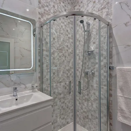 Stylish 3br Apartment, Fantastic Location In *