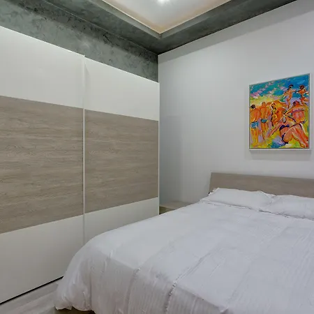 Stylish 3br Apartment, Fantastic Location In Lägenhet