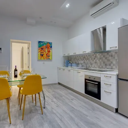 Stylish 3br Apartment, Fantastic Location In Lägenhet *