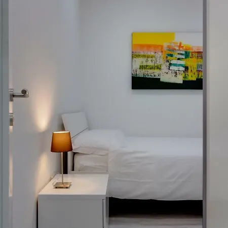 Stylish 3br Apartment, Fantastic Location In Lägenhet *
